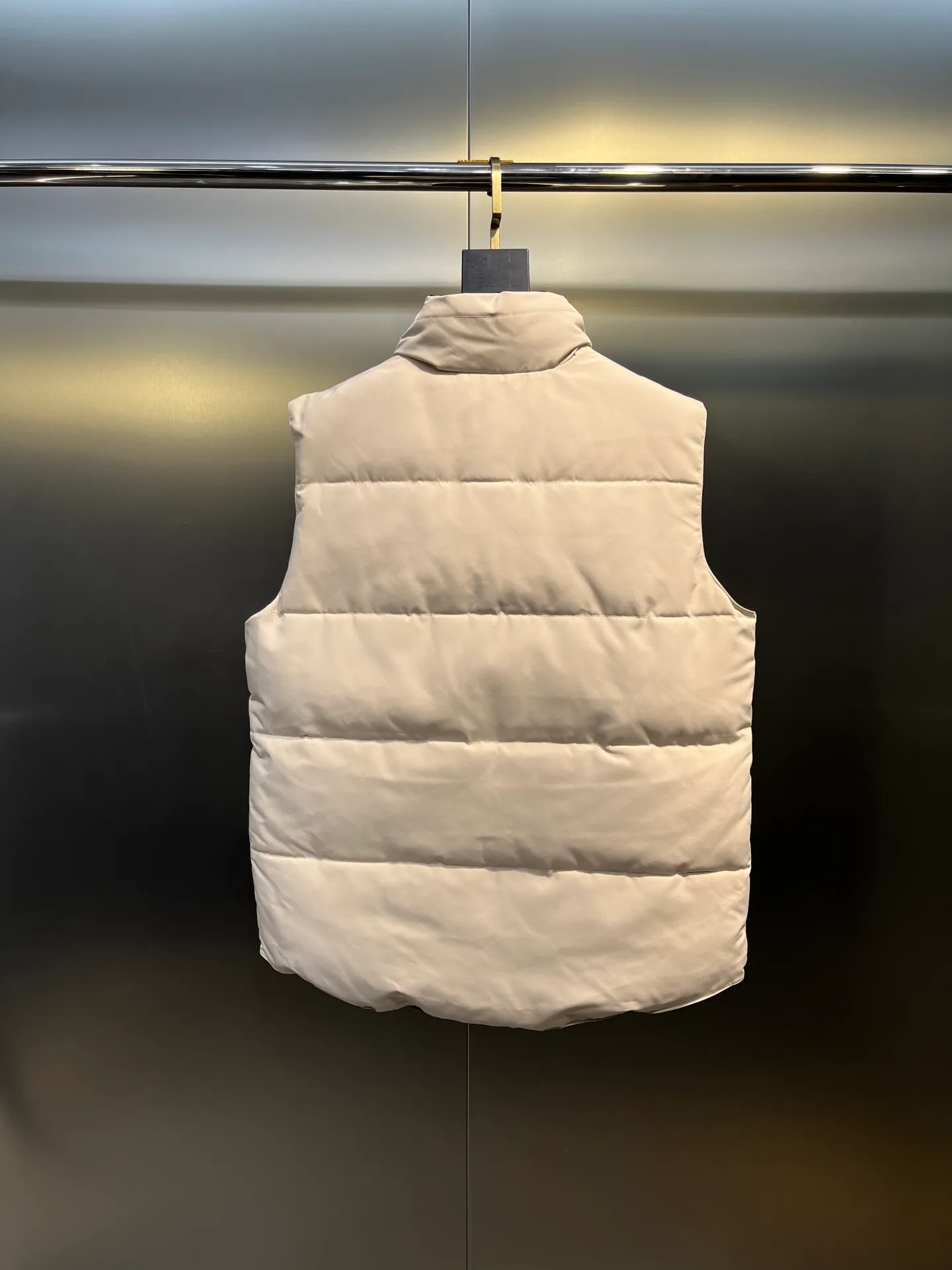 P380 🇨🇦Canada Goose""🇨🇦🌟 Garson down vest has always been recognized as the warmest down jacket. Various Instagram celebrities, Internet celebrities, and celebrities often wear it for street photos. I make Canada Goose every year, but I still can't get rid of my love for it. No matter how cold the days are, there is no need to be afraid, because there is! Filled with 90% white duck down, it is the legendary warmest down jacket and is known as a must-have for Arctic outdoor sports! The most popular down jacket in the world, celebrities are rushing to buy it, it is a must-have!  Size: XS to 2XL